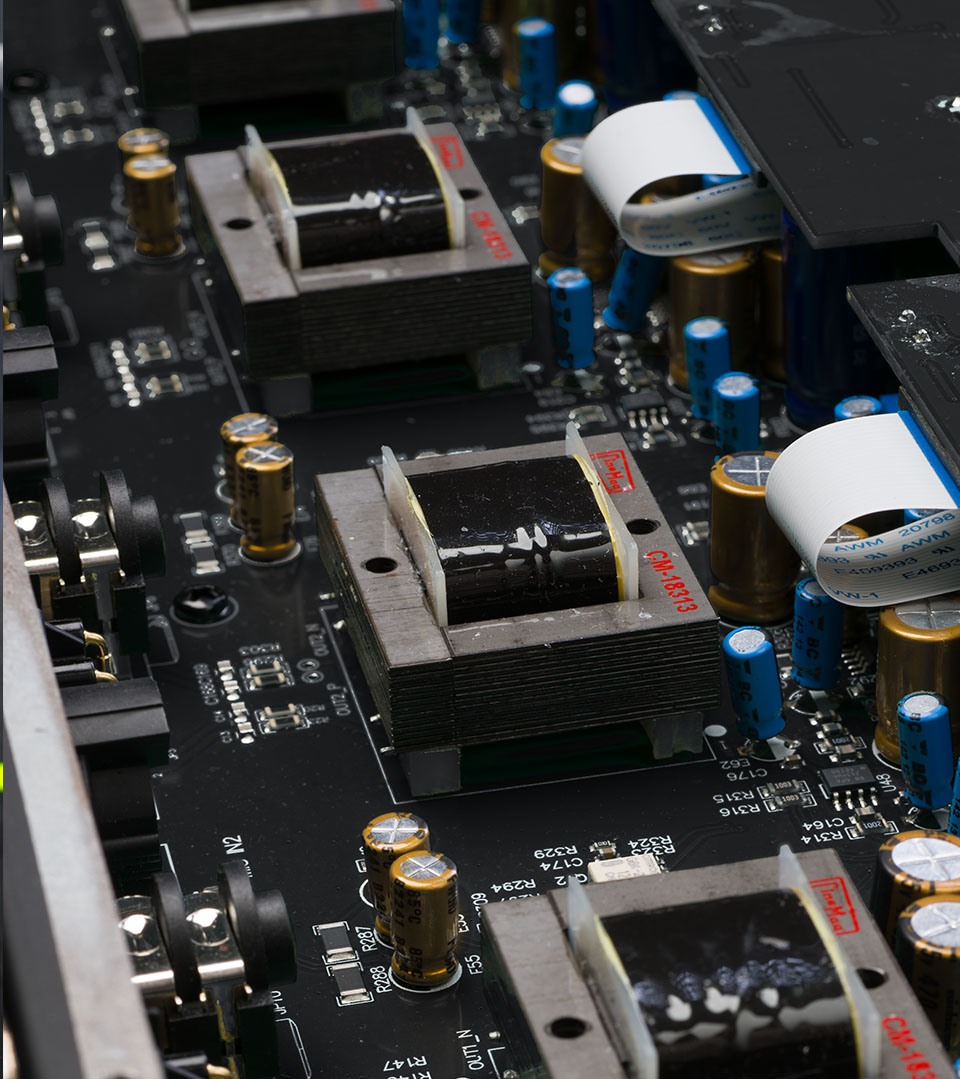 <strong>Versatile, Chicago-Style</strong> Auteur mic preamp design.